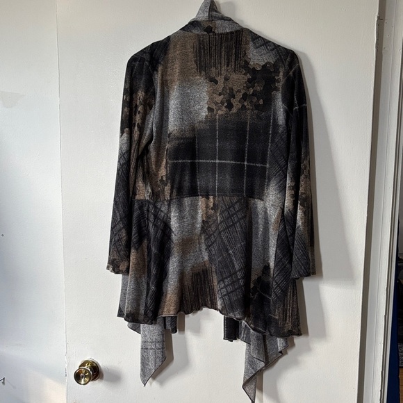 Frank Lyman Design Women's Black and Gray Waterfall Cardigan - Picture 6 of 6